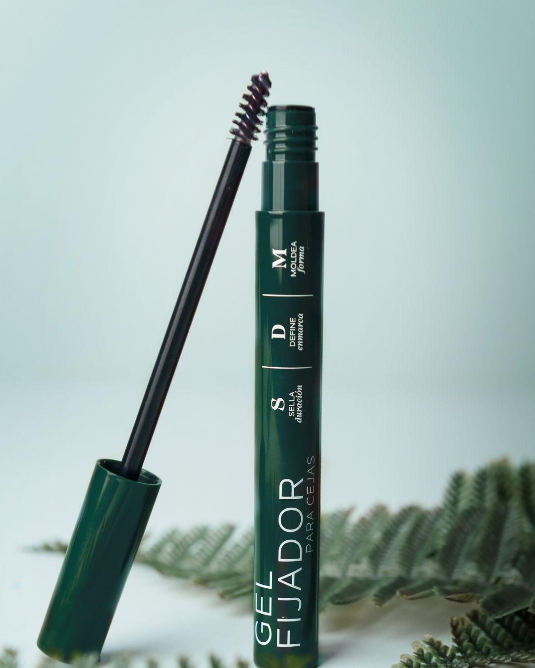 Gel fijador para cejas disponible en Samsara Madrid.